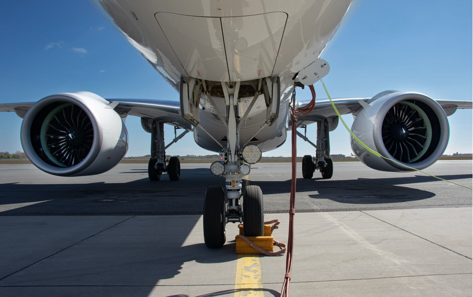 Fixed-wing passenger aircraft showing propulsion, wing, fuselage and landing systems